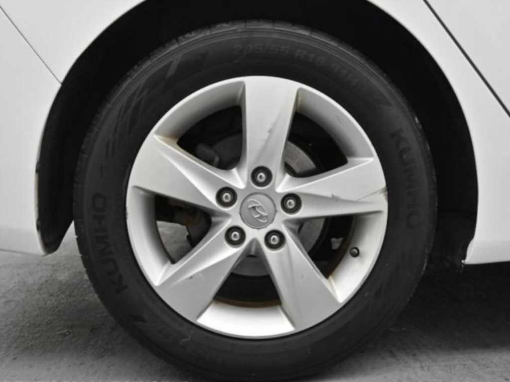 HYUNDAI Avante - Vista 10