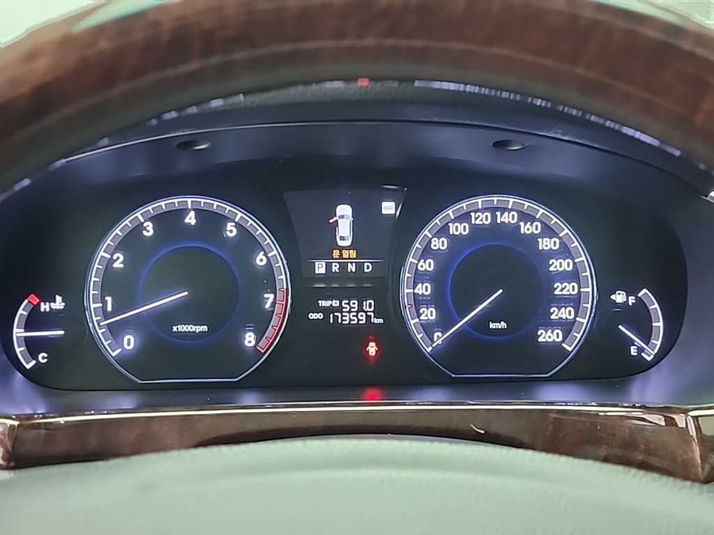 HYUNDAI Equus - Vista 6