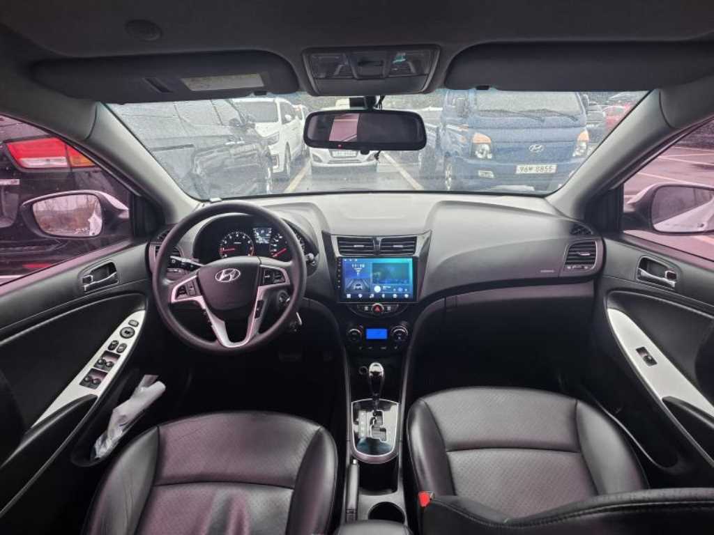 HYUNDAI Accent - Vista 5