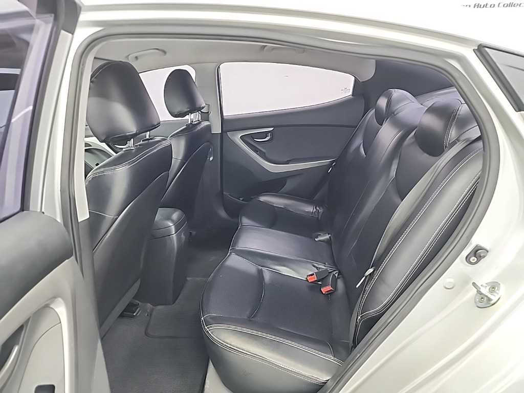 HYUNDAI Avante - Vista 12