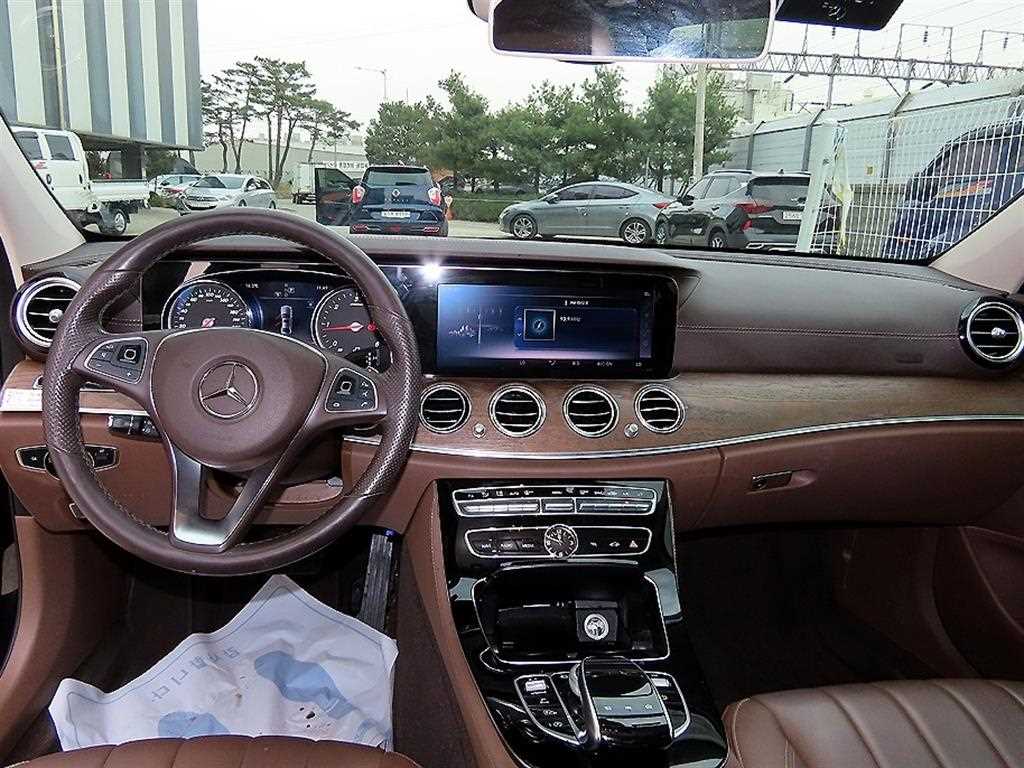 Mercedes Benz E class - Vista 7