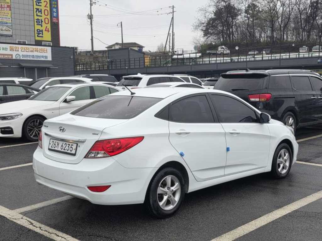 HYUNDAI Accent - Vista 4