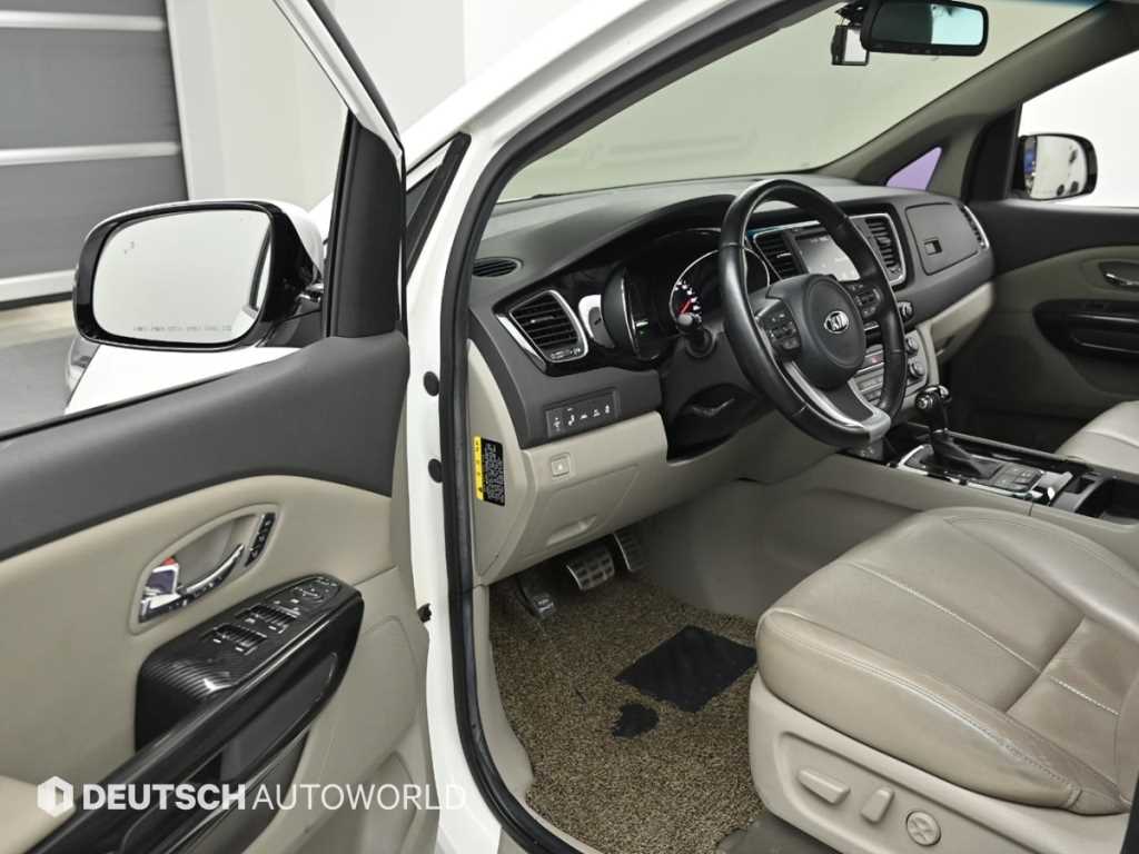 KIA Carnival - Vista 11