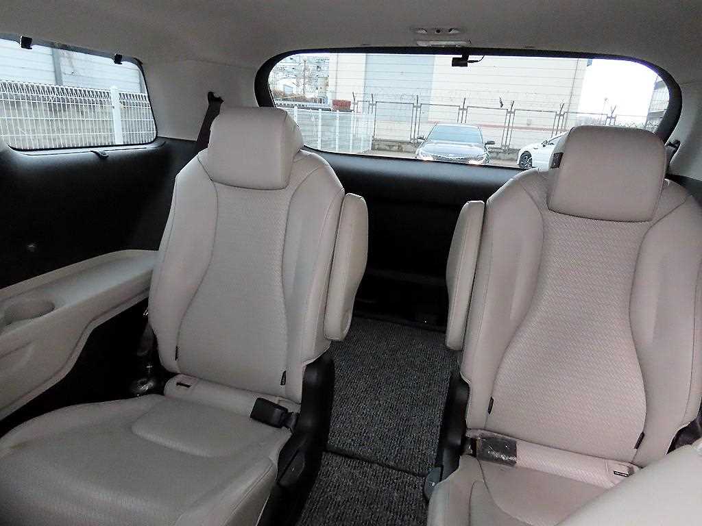 KIA Carnival - Vista 7