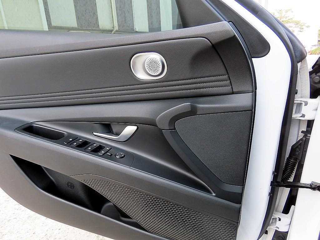 HYUNDAI Avante - Vista 11