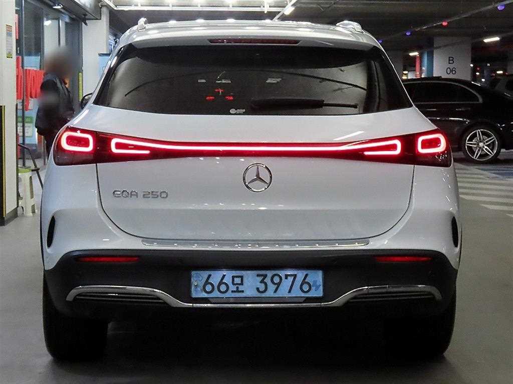 Mercedes Benz EQA - Vista 5