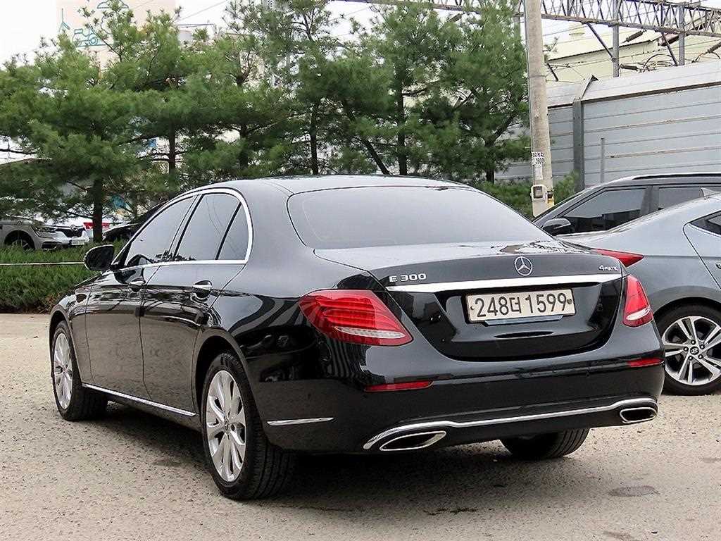 Mercedes Benz E class - Vista 4