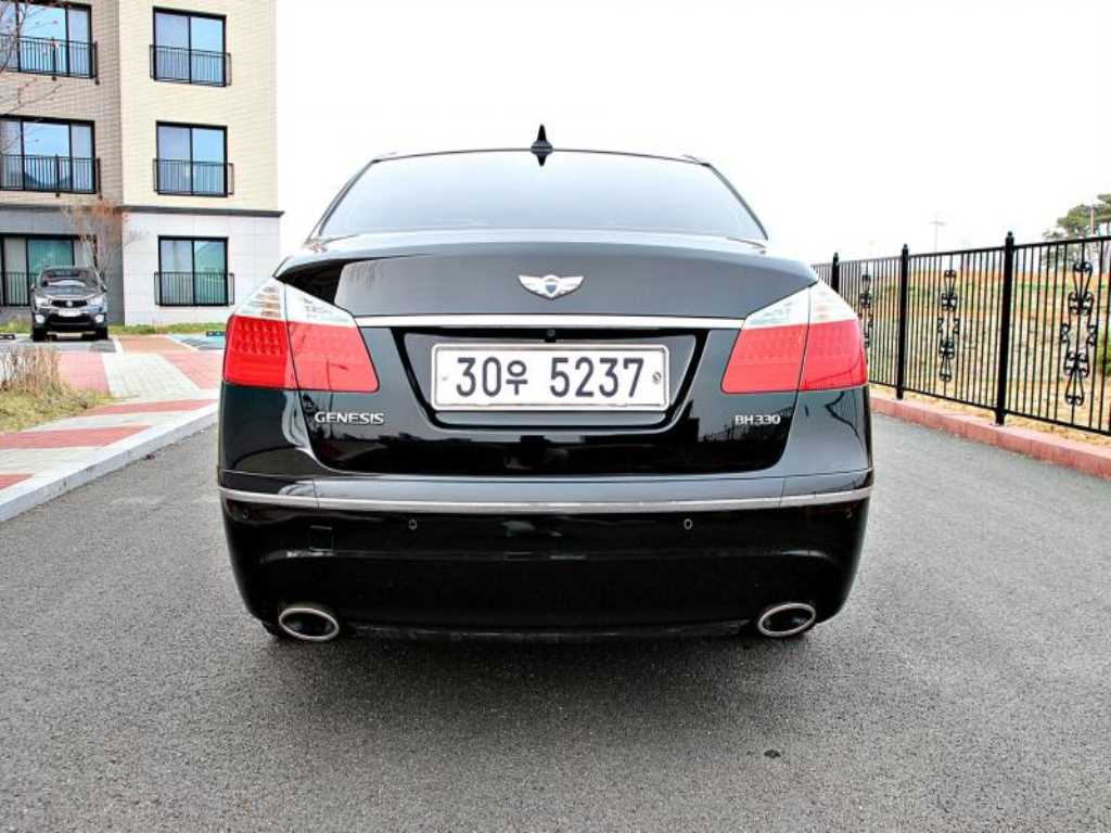 HYUNDAI Genesis - Vista 3