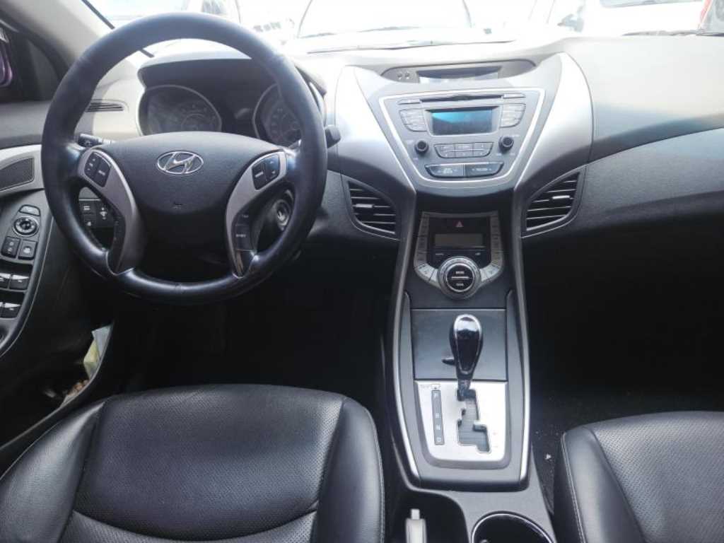 HYUNDAI Avante - Vista 9