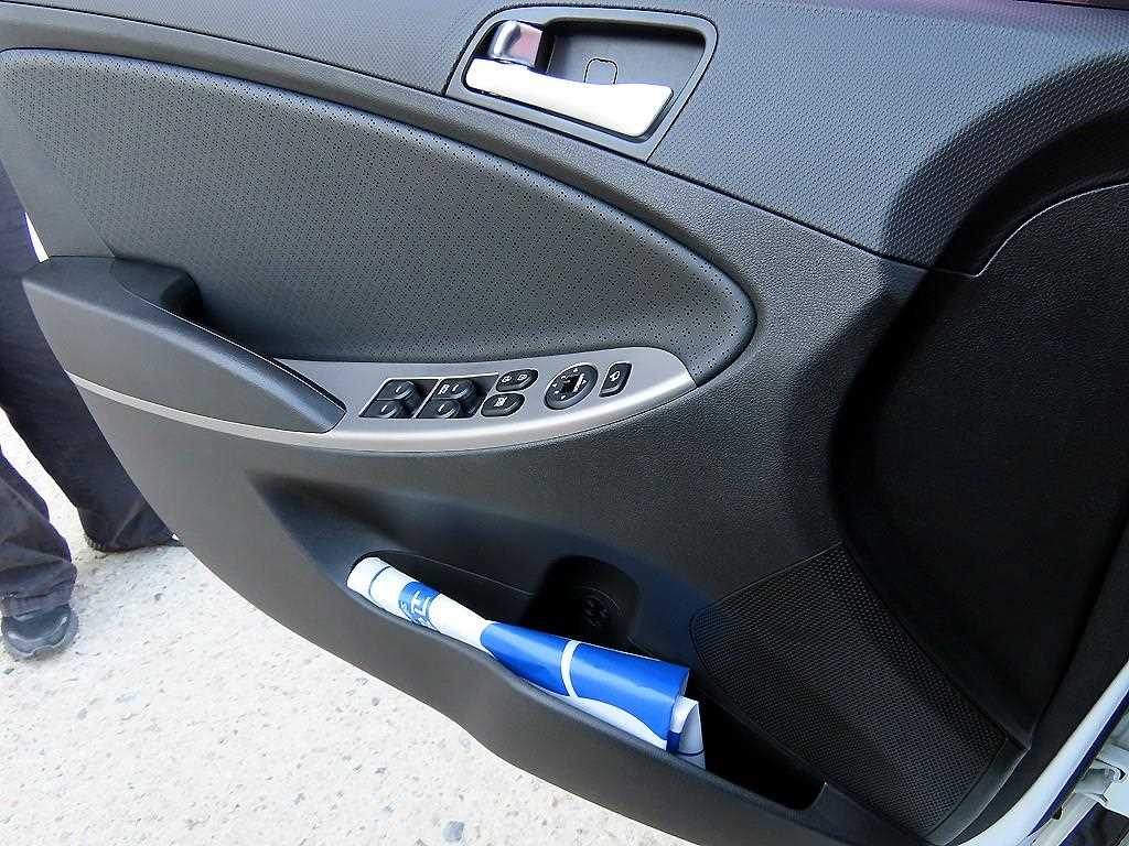 HYUNDAI Accent - Vista 11