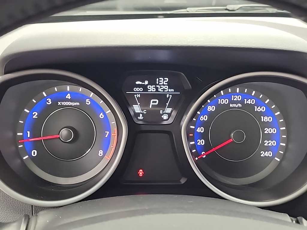HYUNDAI Avante - Vista 6