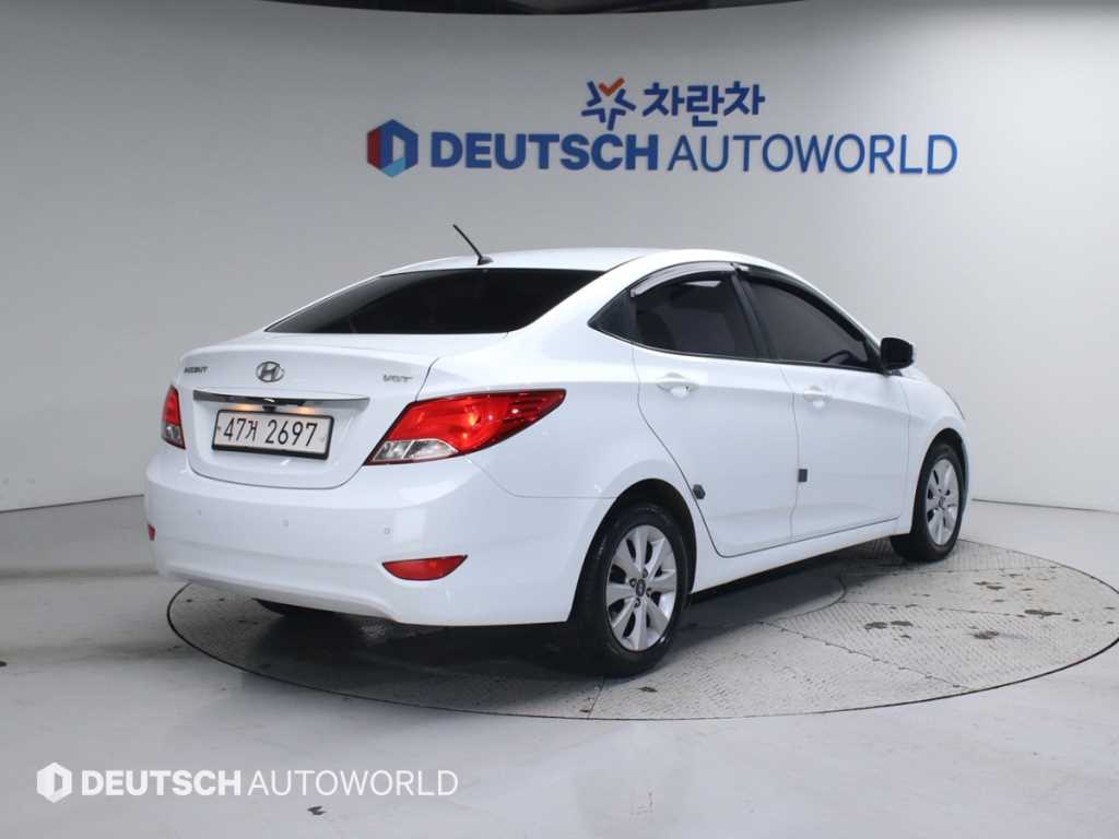 HYUNDAI Accent - Vista 12