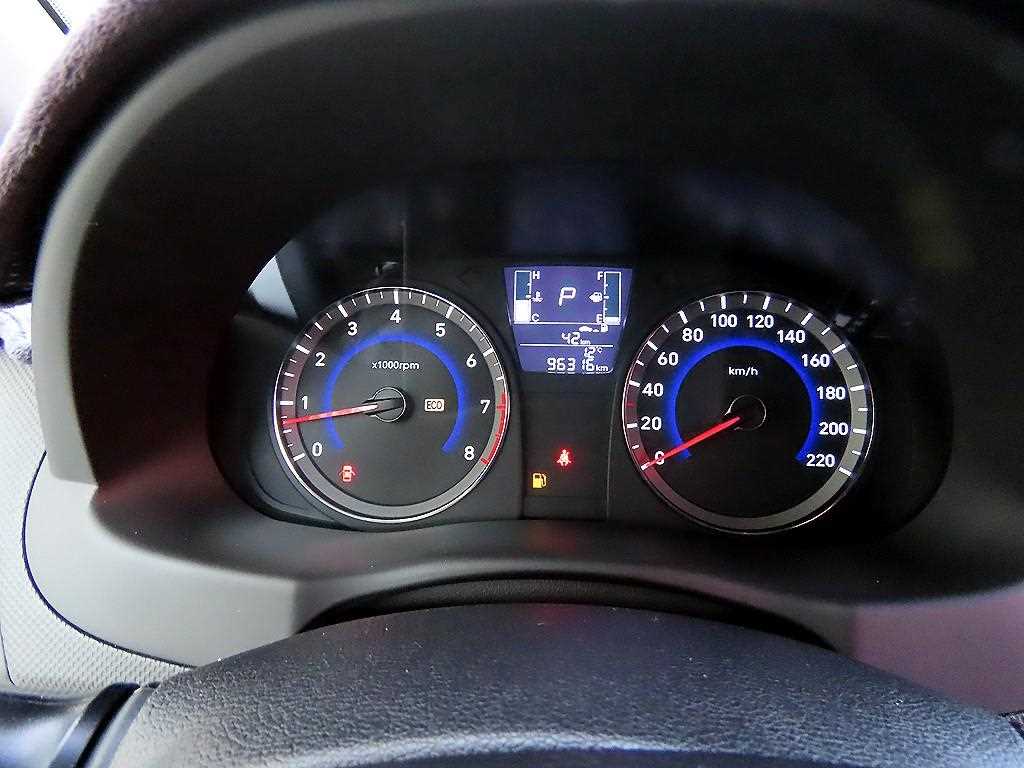 HYUNDAI Accent - Vista 9