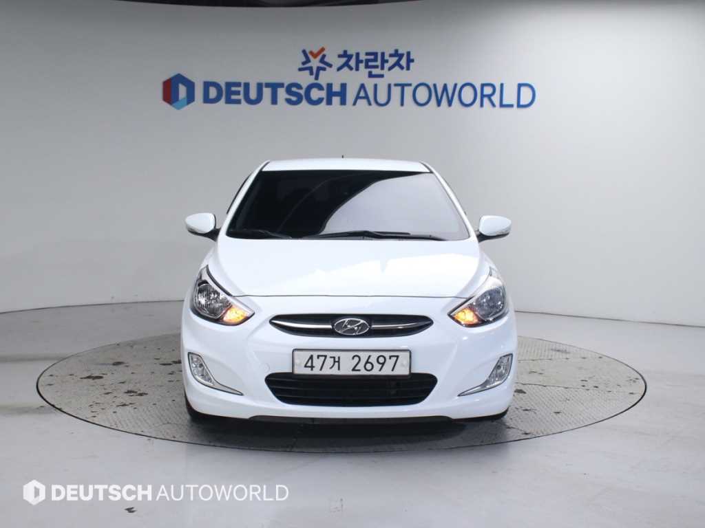 HYUNDAI Accent - Vista 10