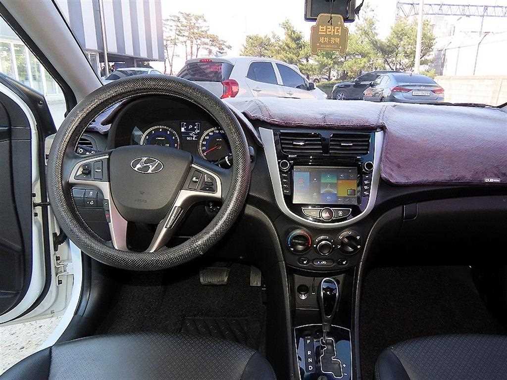 HYUNDAI Accent - Vista 7