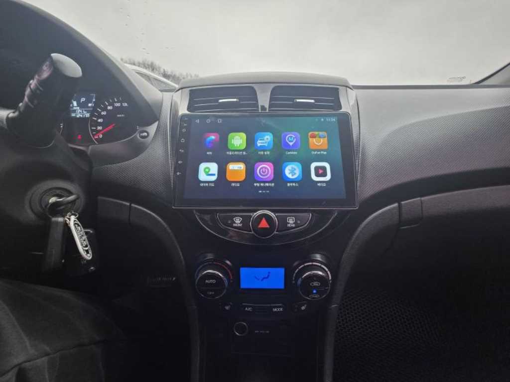 HYUNDAI Accent - Vista 9