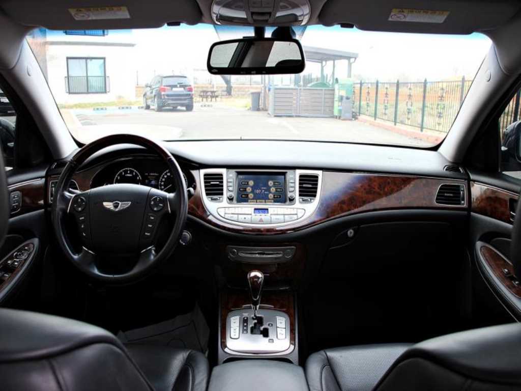 HYUNDAI Genesis - Vista 6