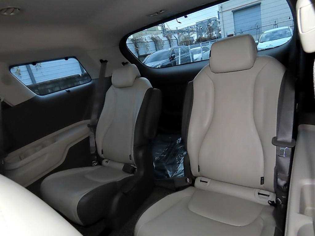 KIA Carnival - Vista 7