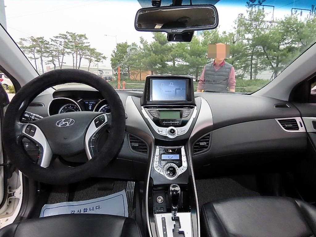 HYUNDAI Avante - Vista 7