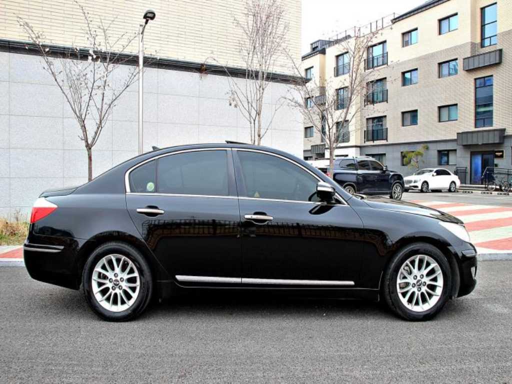 HYUNDAI Genesis - Vista 2