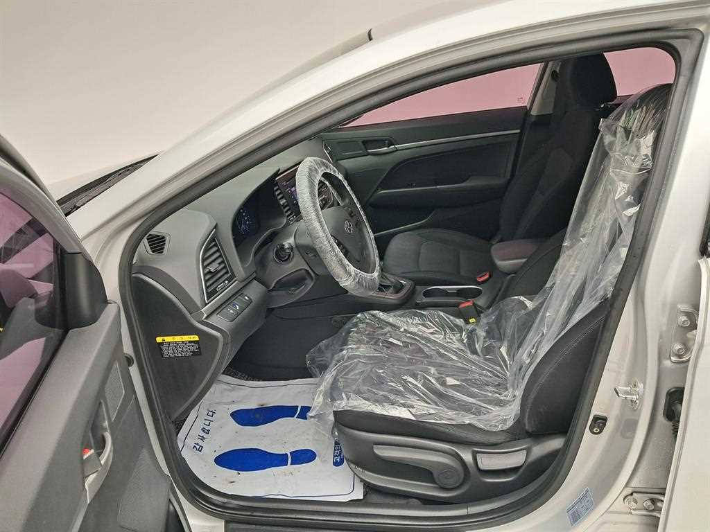 HYUNDAI Avante - Vista 10