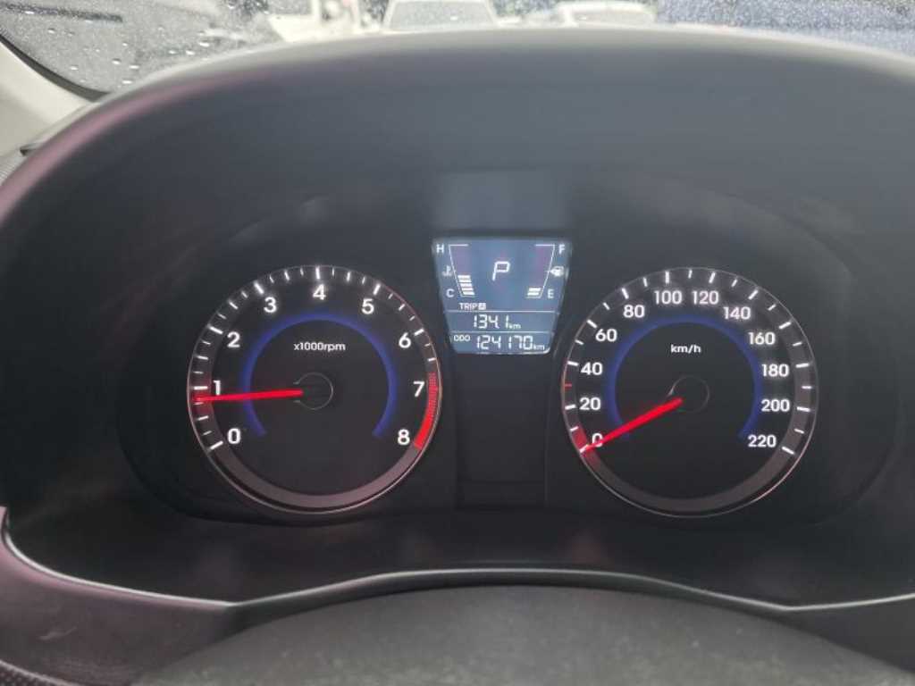 HYUNDAI Accent - Vista 10