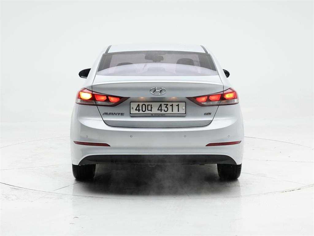 HYUNDAI Avante - Vista 5