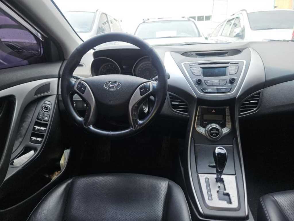 HYUNDAI Avante - Vista 5