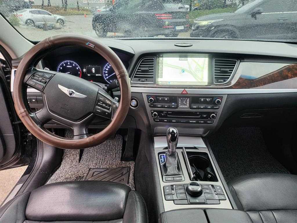 HYUNDAI Genesis - Vista 6