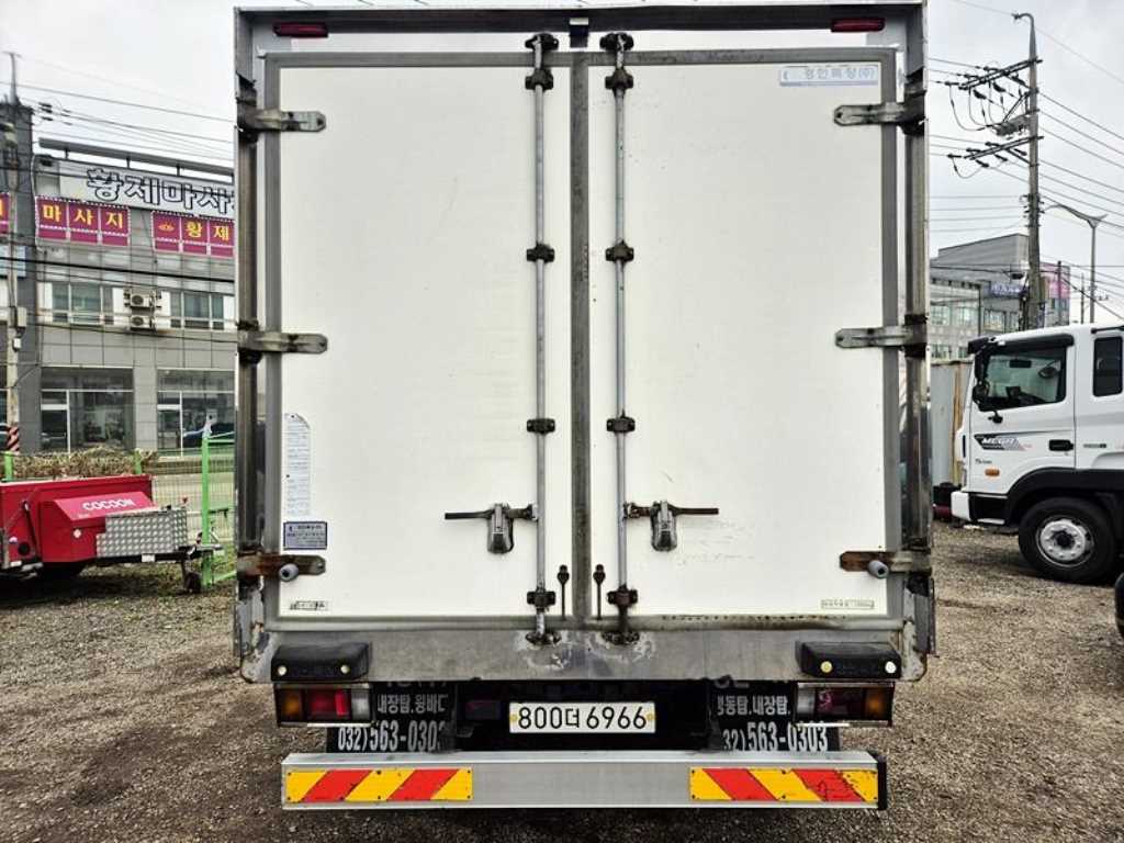 medium and large cargo truck - Vista 6