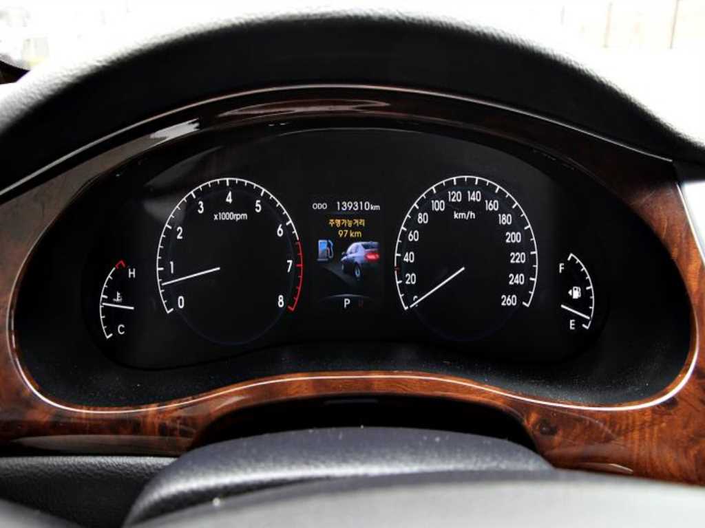 HYUNDAI Genesis - Vista 5