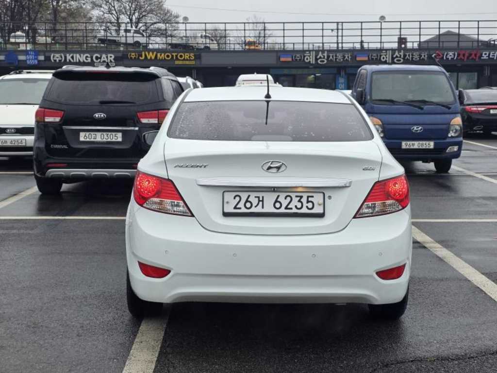 HYUNDAI Accent - Vista 3