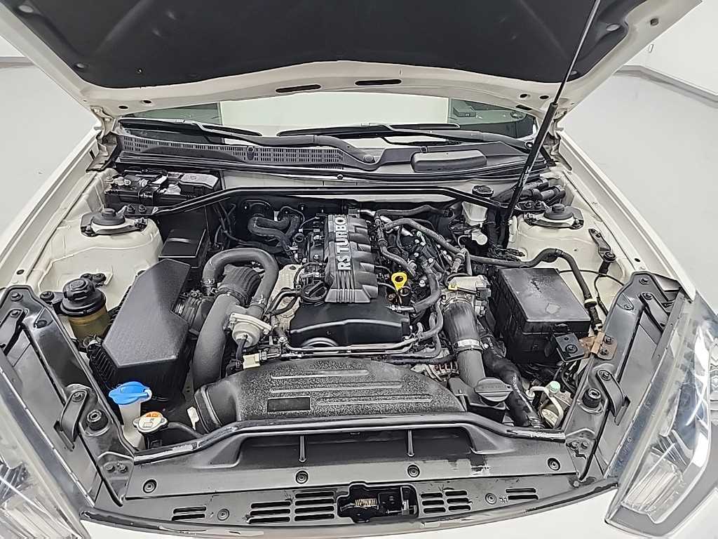 HYUNDAI Genesis - Vista 5