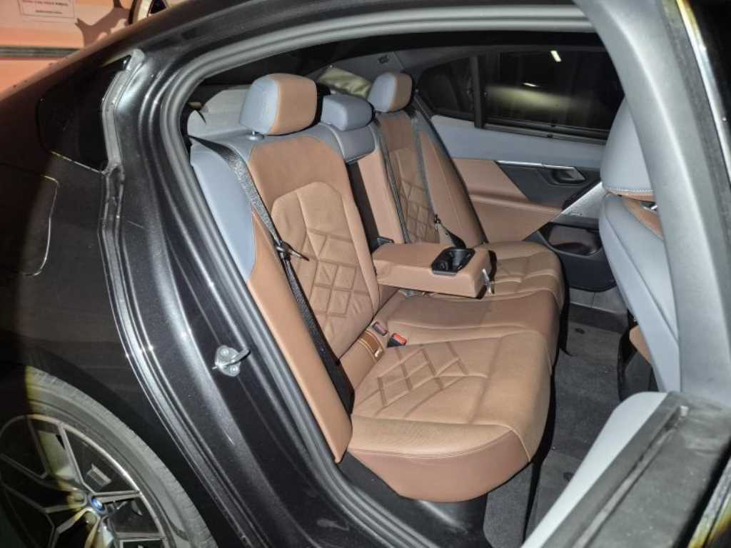 BMW i5 2024 Negro - Importación desde Corea - HF Imports Iquique - Foto 13