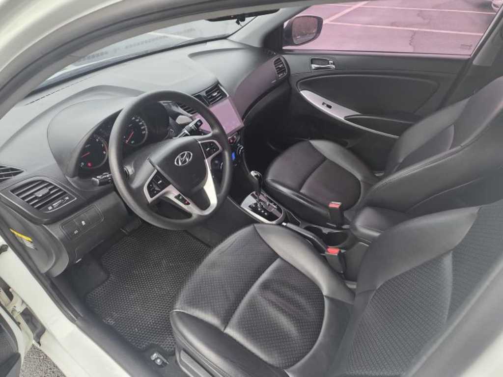 HYUNDAI Accent - Vista 7