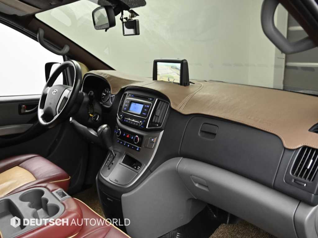 HYUNDAI Starex - Vista 7