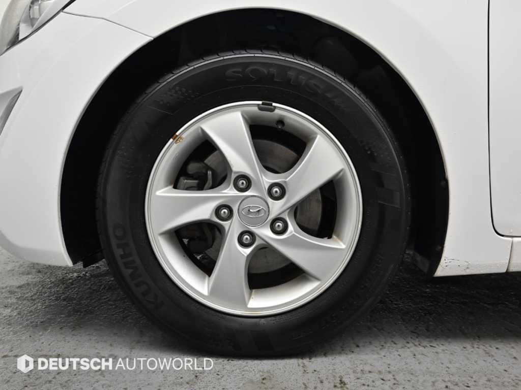 HYUNDAI Avante - Vista 5