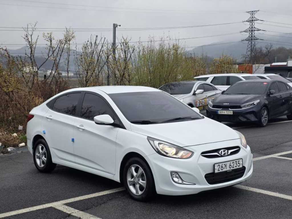 HYUNDAI Accent - Vista 2
