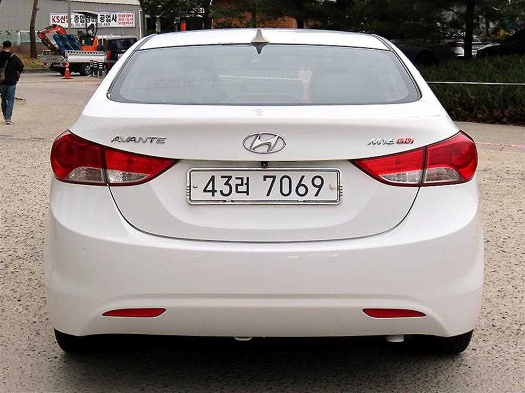 HYUNDAI Avante - Vista 4