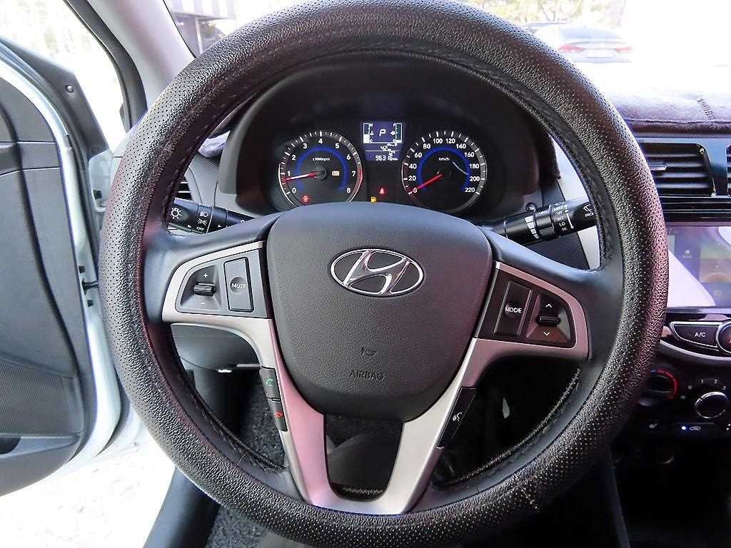 HYUNDAI Accent - Vista 8
