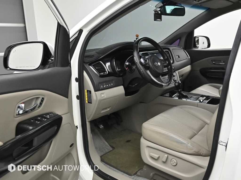 KIA Carnival - Vista 11