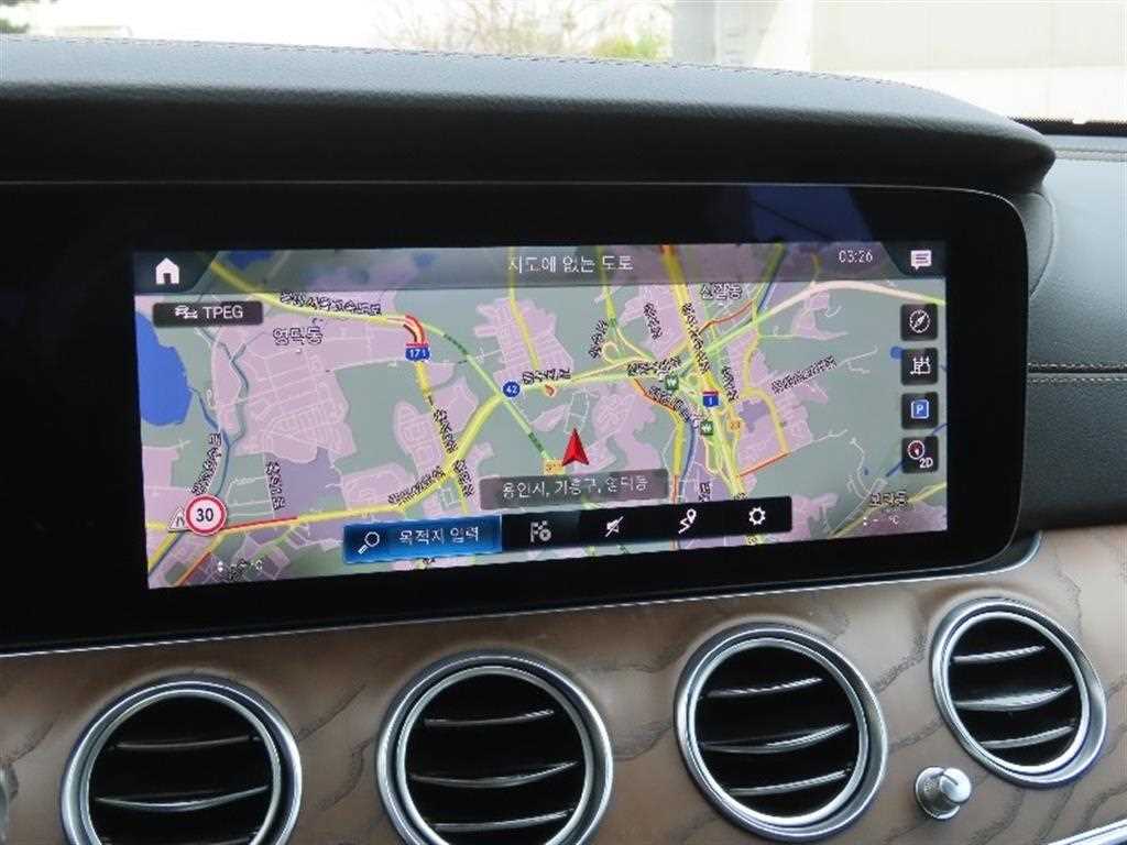 Mercedes Benz E class - Vista 8