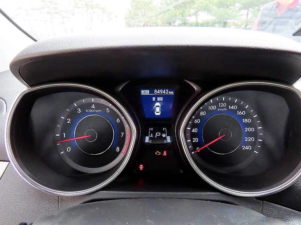 HYUNDAI Avante - Vista 9