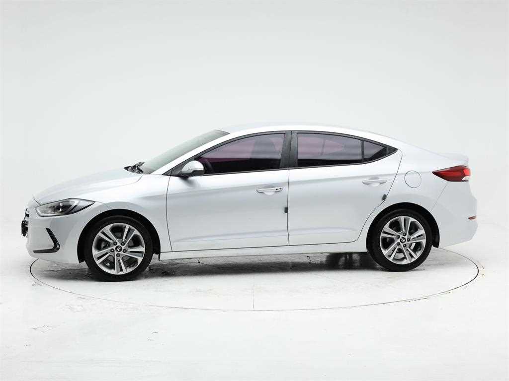 HYUNDAI Avante - Vista 3