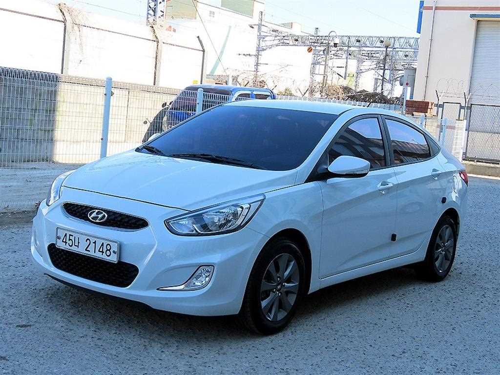 HYUNDAI Accent - Vista 2