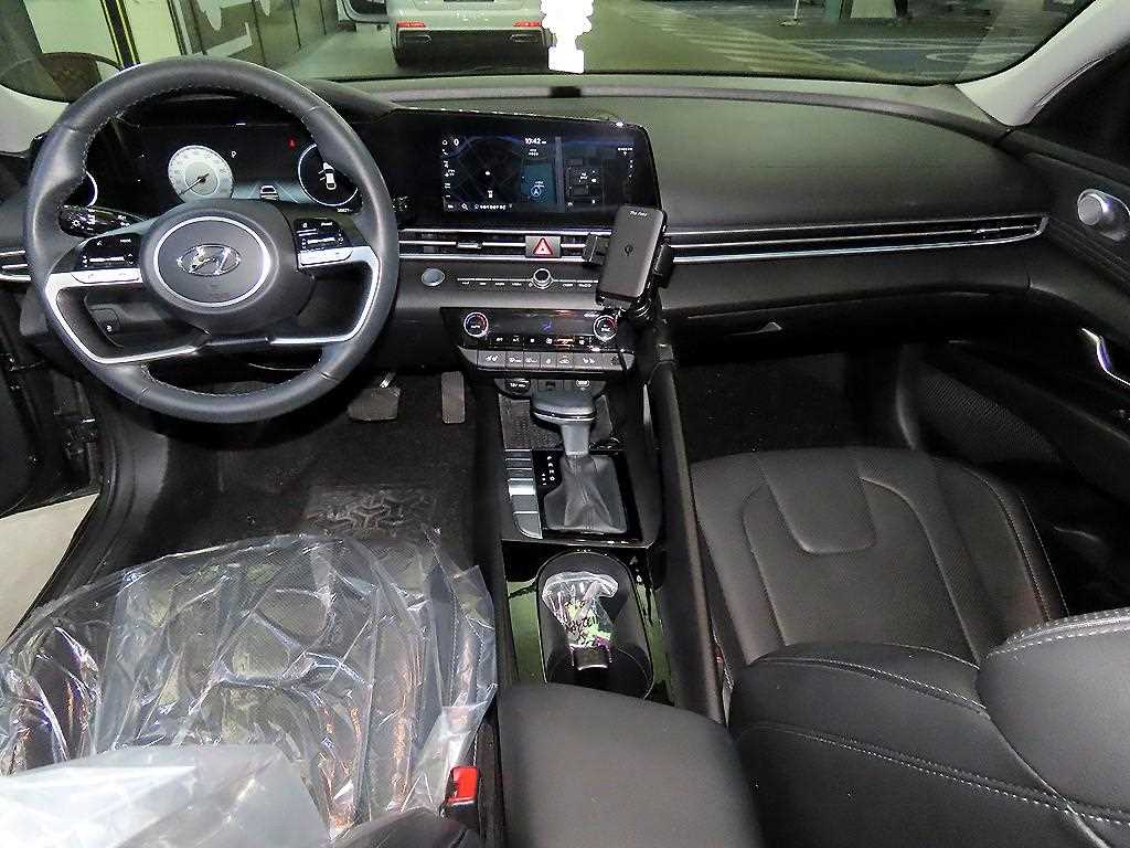 HYUNDAI Avante - Vista 10