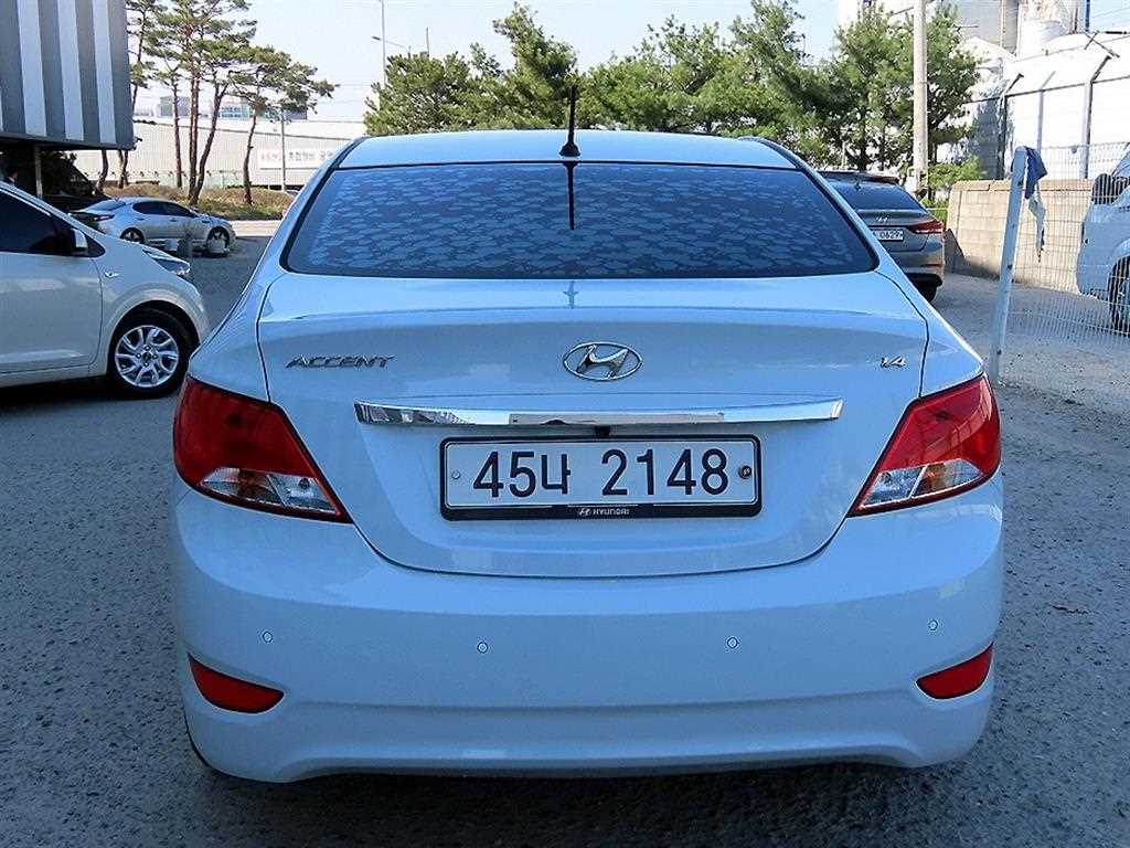 HYUNDAI Accent - Vista 4