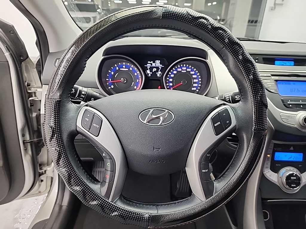 HYUNDAI Avante - Vista 9