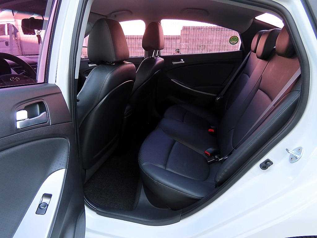 HYUNDAI Accent - Vista 6