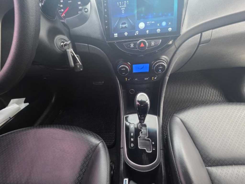 HYUNDAI Accent - Vista 12